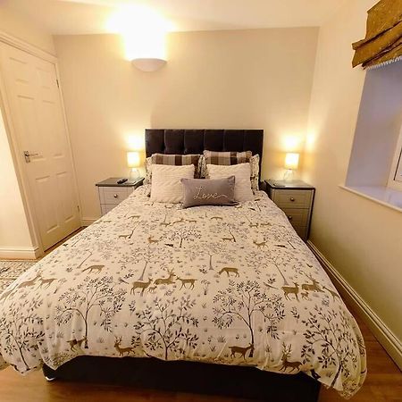 Cosy Central Modern Apartment Нантвич Экстерьер фото